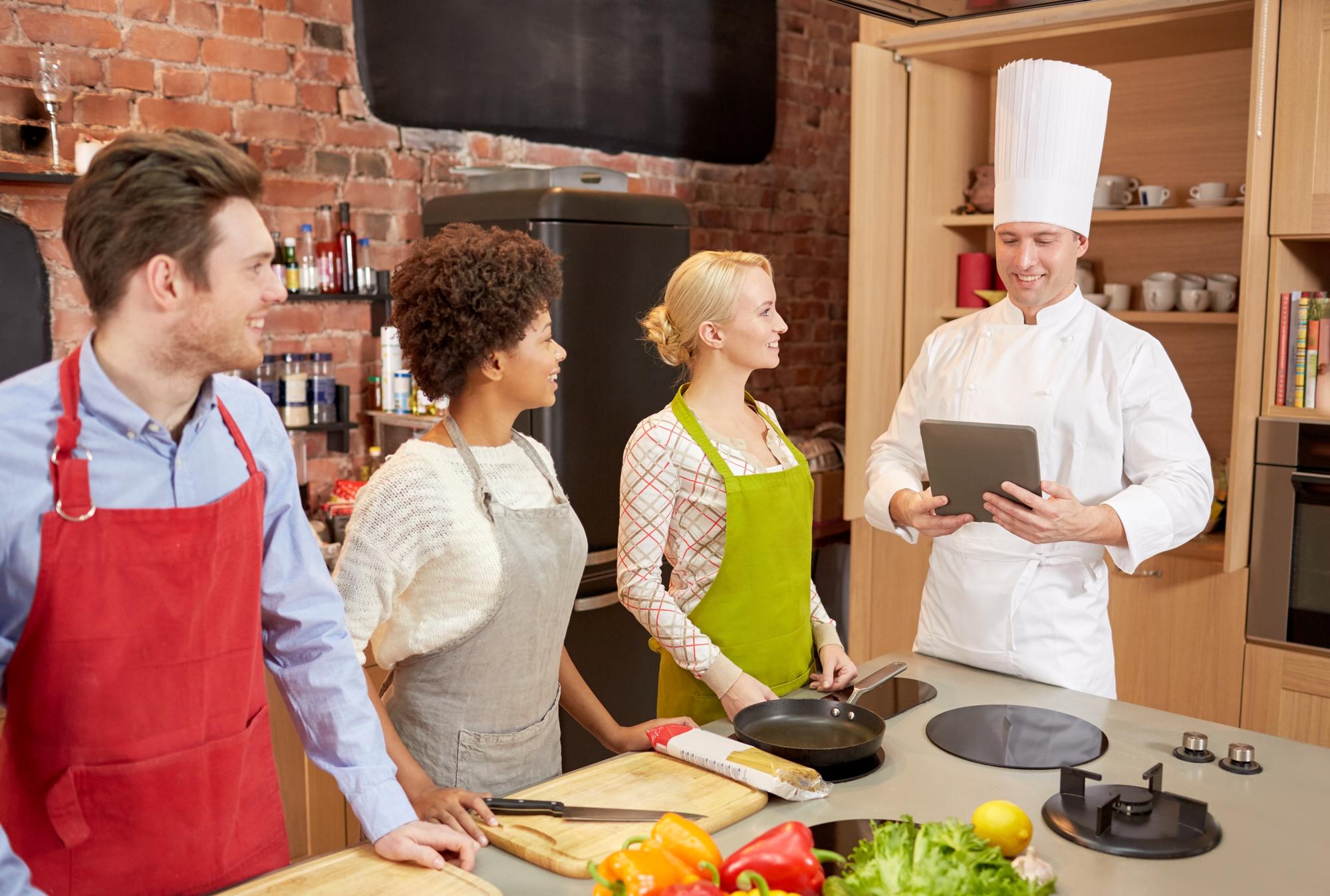 Classe di cucina online con chef che insegna
