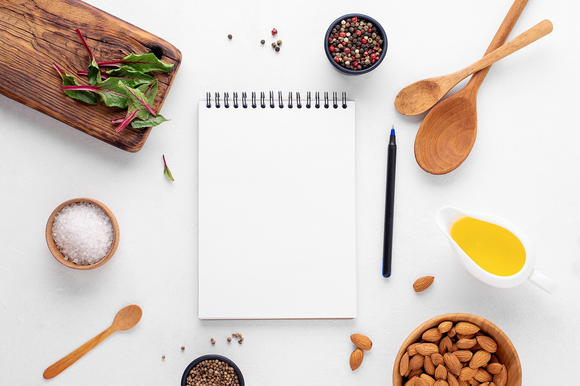 Tavolo con ingredienti e appunti di ricetta